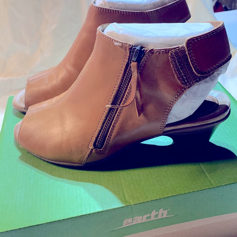 Women’s Earth Kristy peep toe sandal.  Size 9M. Sand brown leather.